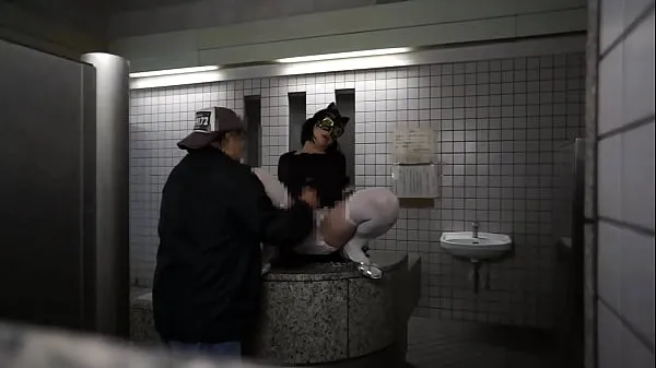 Heiße Japanese transvestite Ayumi handjob public toilet 002warme Filme
