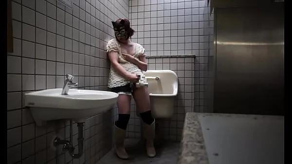 Heiße Japanischer Transvestit Ayumi masturbiert auf öffentlicher Toilette 009warme Filme