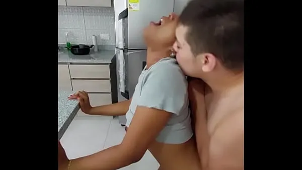 Vroči Interracial Threesome in the Kitchen with My Neighbor & My Girlfriend - MEDELLIN COLOMBIA topli filmi