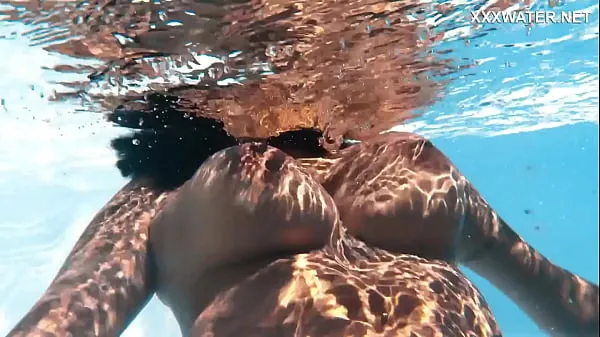 Vroči Sensational Venezuelan in Poolside Swim Session topli filmi