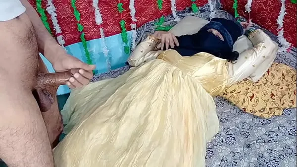 Quente noiva desi vestida de amarelo buceta fodendo hardsex com galo grande desi indiano em xvideos india xxx Filmes quentes