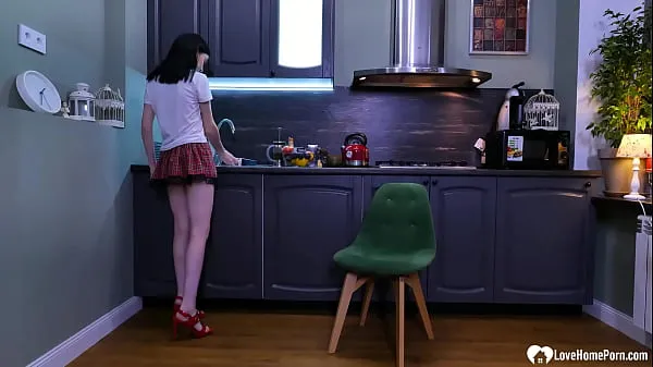 뜨거운 Hottie goes for a solo in the kitchen 따뜻한 영화
