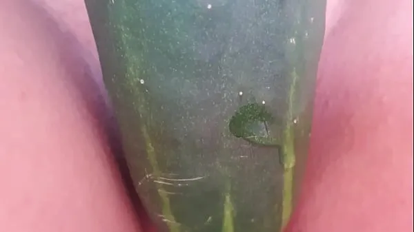 IT WAS HOT, I OPENED MY LEGS WELL WITHOUT PANTIES WITH MY SHAVED PUSSY, I GOT THE CUCUMBER WHICH WAS VERY WET AND I PUT IT IN THE BIG PUSSY I HAVE, AND I ROSE A LOT. A DELIGHT Filem hangat panas