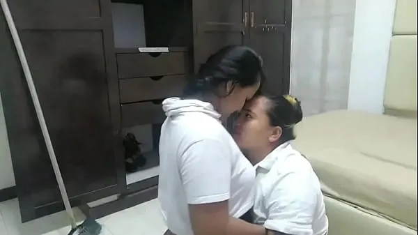 I find the maid stuck with her ass in the air, before helping her out I give her good lick of ass and pussy Filem hangat panas