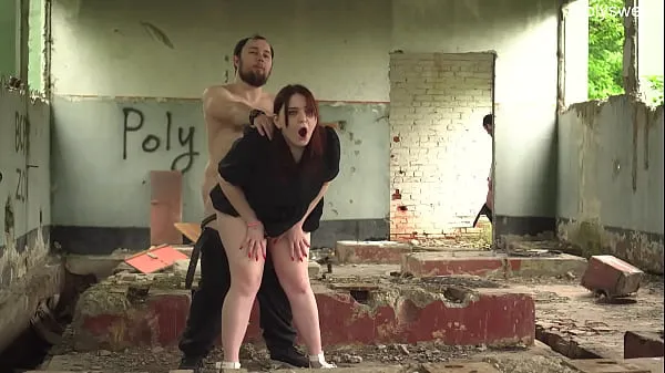 Kuumia Bull cums in cuckold wife on an abandoned building lämpimiä elokuvia