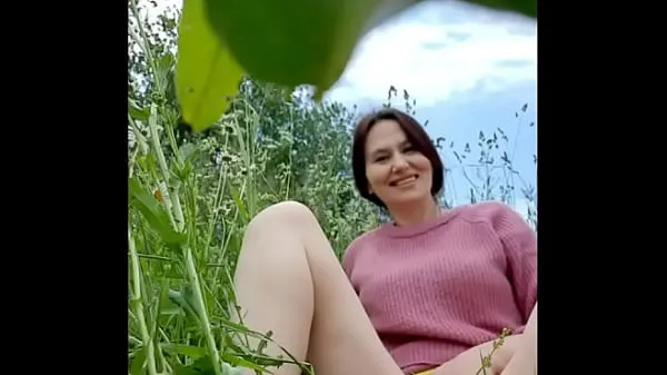 Vroči Naked horny MILF in a chamomile field masturbates, pisses and wards off a wasp / Angela-MILF topli filmi