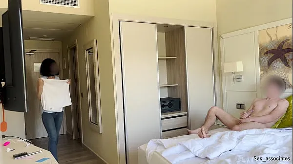 Hotte PUBLIC DICK FLASH. I pull out my dick in front of a hotel maid and she agreed to jerk me off varme filmer