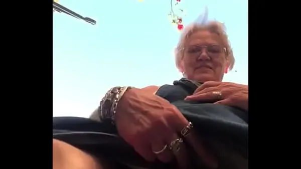 Kuumia Grandma shows big slit outside lämpimiä elokuvia