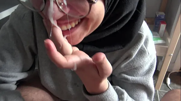 Heiße Ein muslimisches Mädchen ist verstört, als sie den großen französischen Schwanz ihres Lehrers siehtwarme Filme