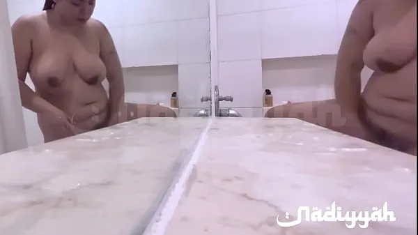 热Beautiful Arab Chubby Wife with Big Tits Taking a Bath温暖的电影