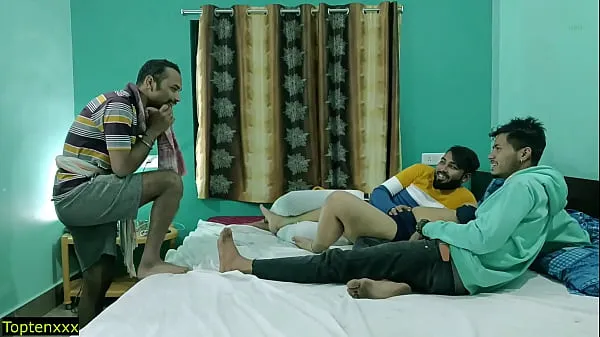 뜨거운 Three boyfriend fucking cheating Girlfriend together! Hindi Foursome Sex 따뜻한 영화