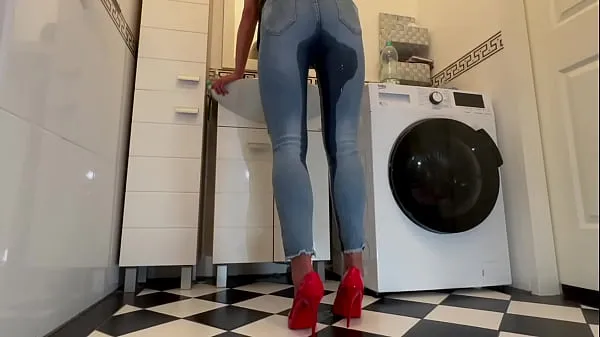 Wetting extremely Jeans and Red classic High Heels and play with Pee Film hangat yang hangat