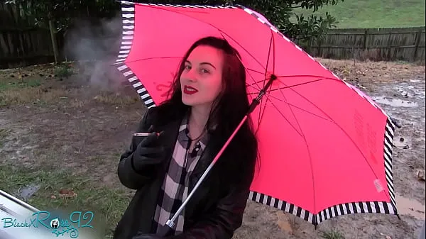 Hotte Leather Gloved Smoking In The Rain varme filmer