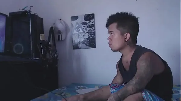 While the dwarf had fun playing with his video games, the stepsister arrives horny to play with his penis Filem hangat panas