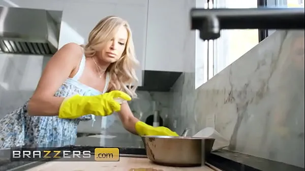 Sıcak Emma Hix Seduces The Plumber By Sitting On His Face & Grabbing HIs Dick While He Works - BRAZZERS Sıcak Filmler