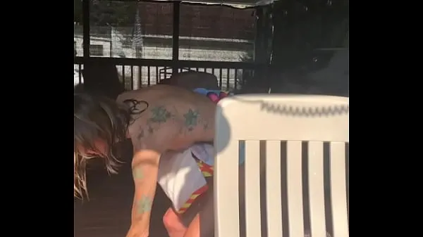 Vroči Skinny tattooed granny taking her bathing suit off topli filmi
