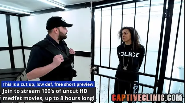 Heiße 2 männliche Polizisten durchsuchen die korrupte korrupte Polizistin Mara Luv auf Rikers Island, nachdem sie wegen ihrer Verbrechen verhaftet wurdewarme Filme