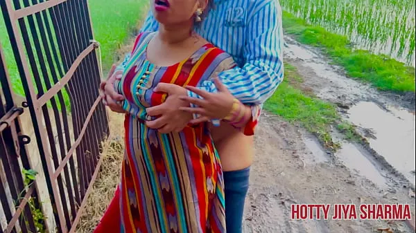 Film caldi Sesso rischioso all'aperto con Bhabhi indiano che fa pipì e filmato da suo maritocaldi