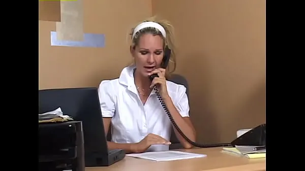 Hotte Fucking in the office with hungry MILF varme filmer