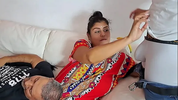 Hotte My stepmother gives me a blowjob while Apu rests varme film