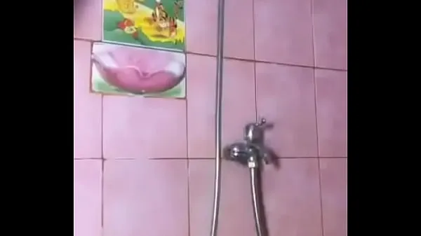 Pinkie takes a bath Filem hangat panas