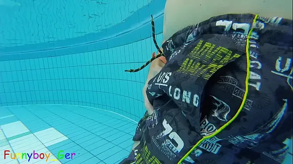 گرم Wanking underwater in a real public thermal pool (P گرم فلمیں