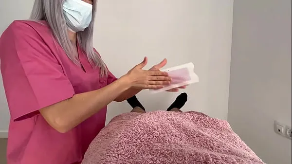 Cock waxing by cute amateur girl who gives me a surprise handjob until I finish cumming Film hangat yang hangat