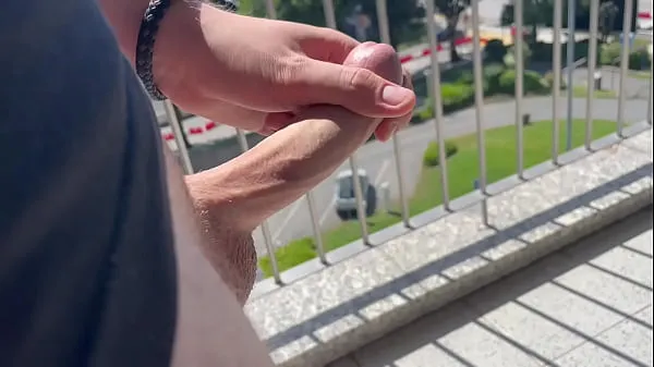Young Guy jerking off his big cock on the balcony (observed by citizens Film hangat yang hangat