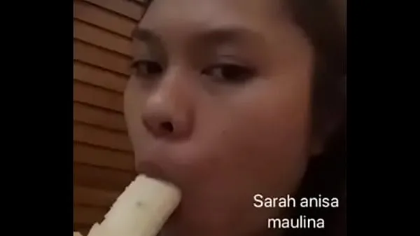 Žhavé Asian girl sucking banana for fun žhavé filmy