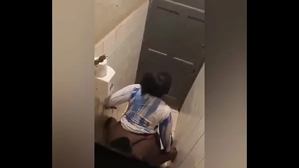 뜨거운 It hit the net, Hot African girl fucking in the bathroom of a fucking hot bar 따뜻한 영화