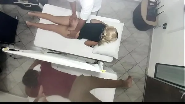 Hete Erotic Massage on the Body of the Beautiful Wife next to her Husband in the Couples Massage Parlor It was Recorded How the Wife is Manipulated by the Doctor and Then Fucked next to her Husband NTR warme films