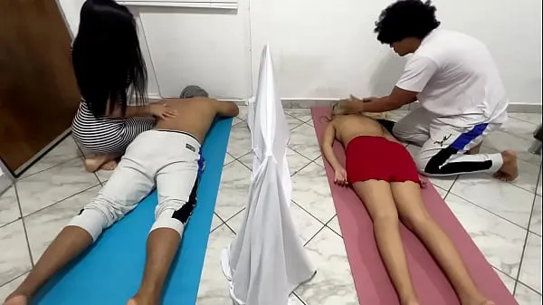 La masseuse baise la petite amie lors d'un massage en couple pendant que son petit ami lui masse NTR d'à côté Films chauds