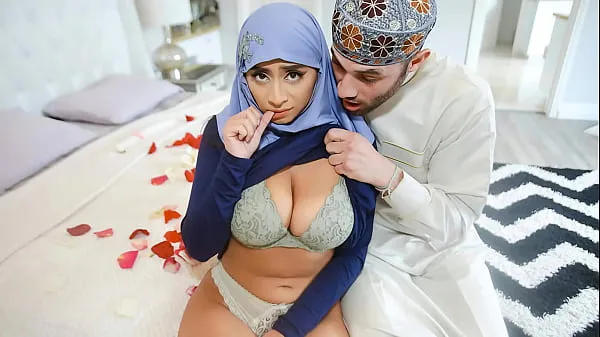 热Arab Husband Trying to Impregnate His Hijab Wife - HijabLust温暖的电影