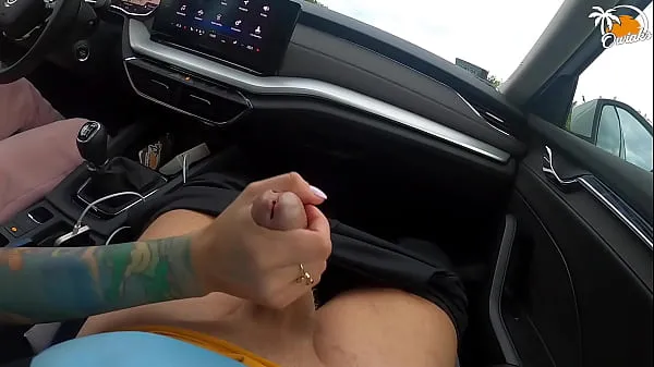 Heiße Ehefrau gibt erstaunlichen Handjob beim Autofahrenwarme Filme