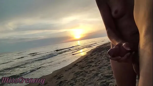 Une MILF amateur exhibitionniste en plein air suce une grosse bite sur une plage de nudité en public pour un voyeur avec du sperme 2 Films chauds