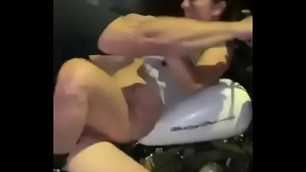 Hotte Crazy couple having sex on a motorbike - Full Video Visit varme filmer