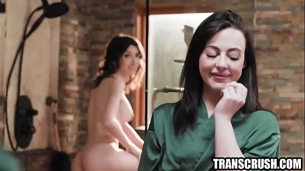 Kuumia Transsexual woman fucks girl in the shower lämpimiä elokuvia