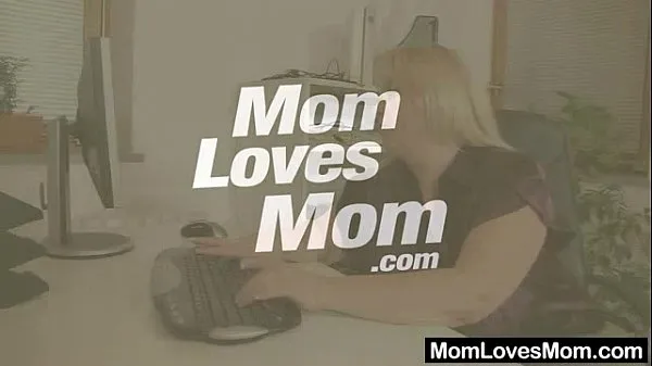 Hotte Amateur-mom loves housewife plus shag toys varme filmer