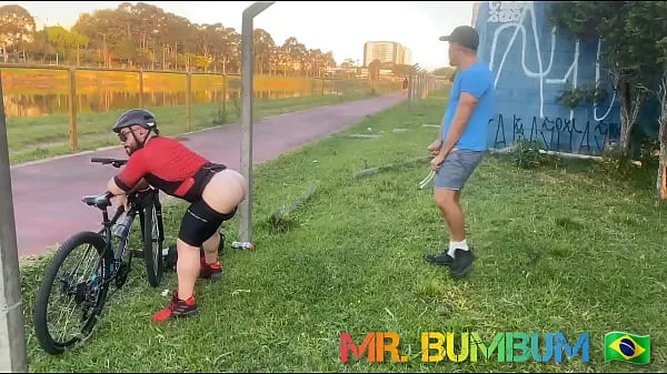 Vroči CYCLIST CAUGHT A MAKE-OUT AND SHOWS HIS BOLDNESS OUTDOORS (COMPLETE ON RED AND SUBSCRIPTION topli filmi