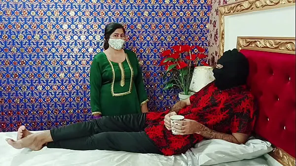 热Beautiful Pakistani Punjabi House Maid Seducing and Hard Fucking by her Boss温暖的电影