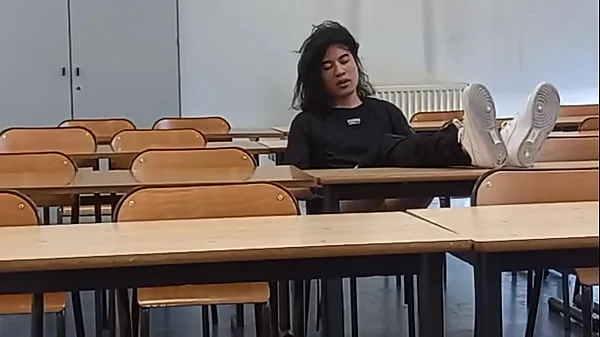 Vroči Horny at school during course revision, this French-Asian student takes out his cock in public, jerks off in a risky university classroom topli filmi