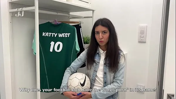 The recruiter of a football team picks up a young footballer in front of the stadium to fuck her Filem hangat panas