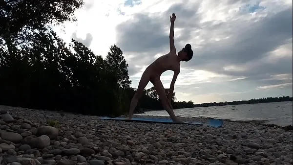 Nóng Skinny naturist twink practices naked yoga on a nudist beach Phim ấm áp