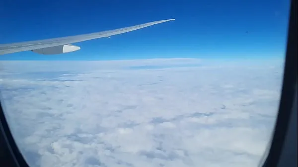 Quente Eu me masturbo a uma altitude .000 metros. Fiquei excitado com uma linda aeromoça e gozei no banheiro do avião Filmes quentes