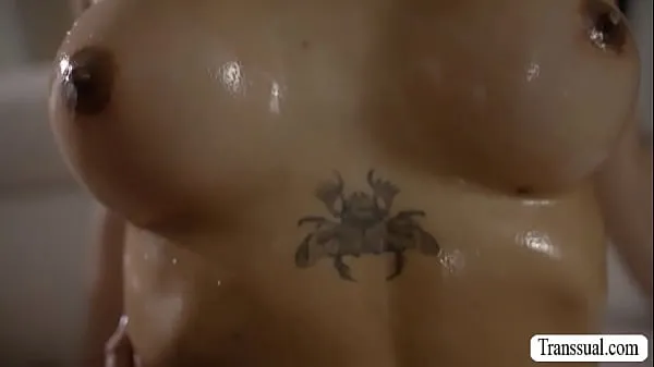 Hotte Ladyboy Eva Maxim fucks lotion seller varme film