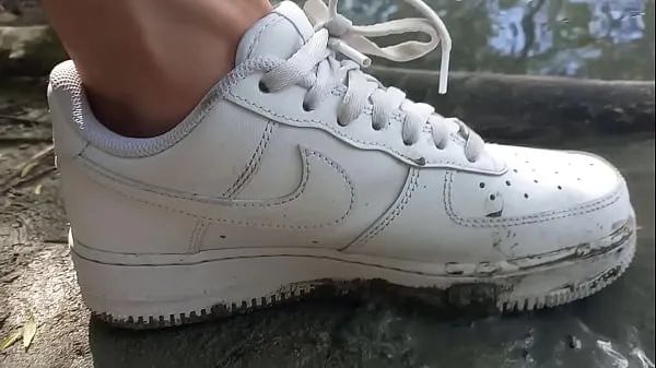 Vroči This twink tramples mud with his white sneakers Nike Air Force One AF1 no socks topli filmi