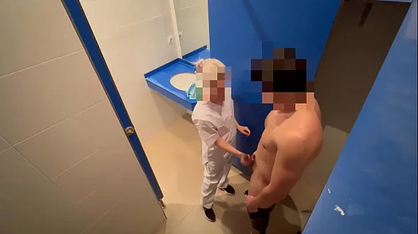 Sıcak I surprise the gym cleaning girl who when she comes in to clean the toilet she catches me jerking off and helps me finish cumming with a blowjob Sıcak Filmler