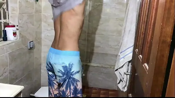 Spying on a young man taking a shower, I couldn't resist and gave him a nice pussy Film hangat yang hangat