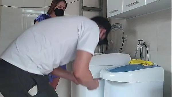 Heiße Eine verheiratete Frau neckt den Techniker, der die Waschmaschine reparieren wollte, während das ungezogene Mädchen vor ihm ihren Bademantel öffnetwarme Filme