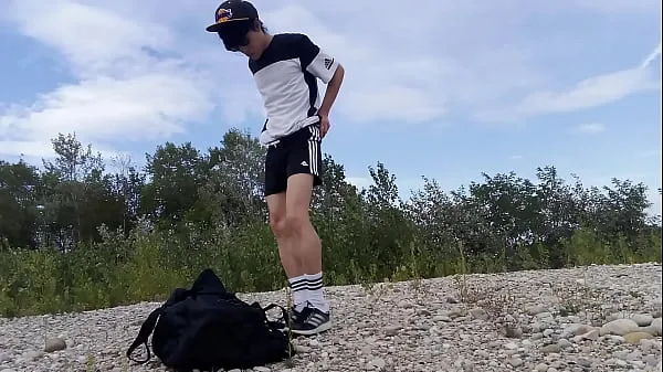 Quente O jovem fofo Jon Arteen usa roupa preta da Adidas, mostra sua cueca, anda jogando bola livre, se masturbando em seu short curto, gozando ao ar livre Filmes quentes